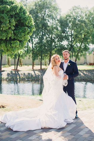 Свадьба в стиле Голливуд, жених и невеста в парке