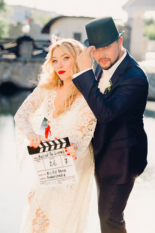 Свадьба в стиле Голливуд, жених и невеста, шляпа, хлопушка кинемографическая