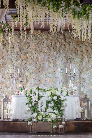 Свадьба в стиле Голливуд, стол жениха и невесты, украшение цветами, флористика