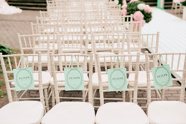 Свадьба в стиле французского кондитерского дома Ladurée, стулья для гостей