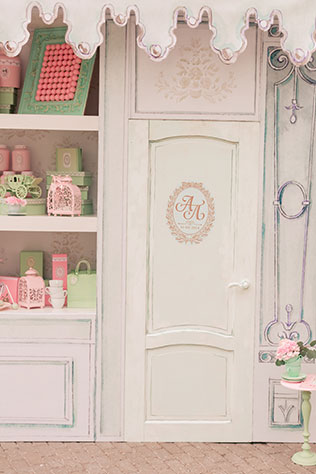 Свадьба в стиле французского кондитерского дома Ladurée, фотозона