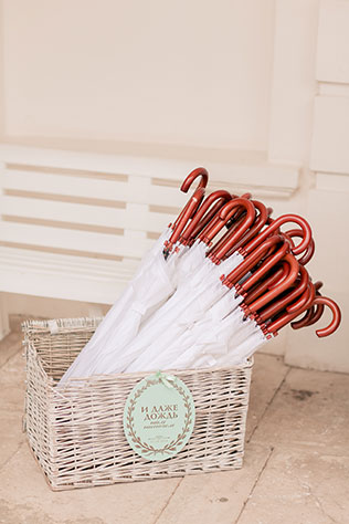 Свадьба в стиле французского кондитерского дома Ladurée, зонтики