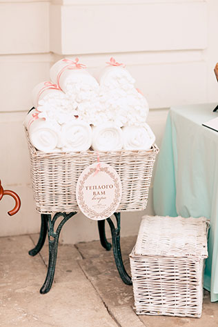 Свадьба в стиле французского кондитерского дома Ladurée, пледы для гостей