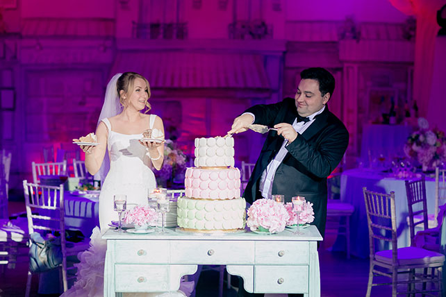 Свадьба в стиле французского кондитерского дома Ladurée, разрезание свадебного торта