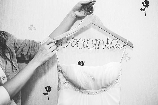 свадьба в стиле Оскар, платье невесты, вешалка из проволоки со словом счастье