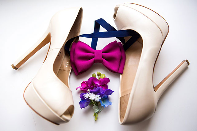 свадьба в стиле Оскар, туфли невесты, бабочка жениха цвета фуксия, бутоньерка жениха