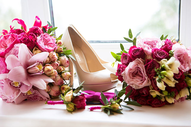 свадьба в стиле Оскар, туфли и букет невесты