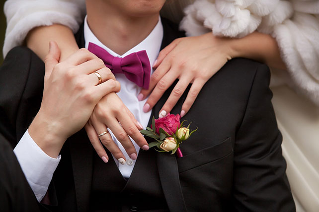 свадьба в стиле Оскар, бабочка и бутоньерка жениха, маникюр невесты