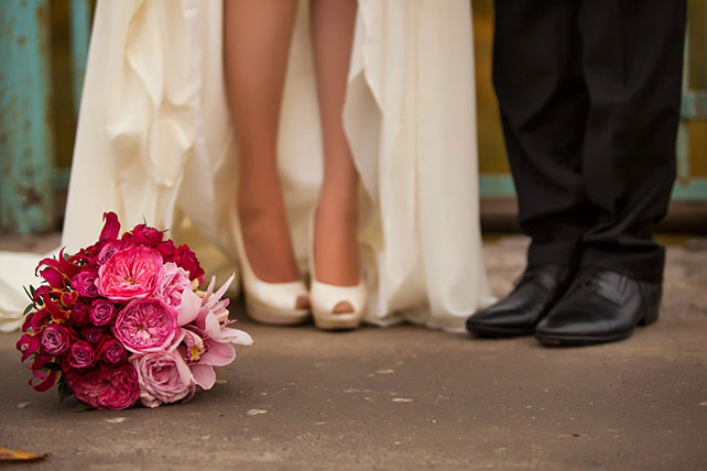 свадьба в стиле Оскар, туфли и букет невесты