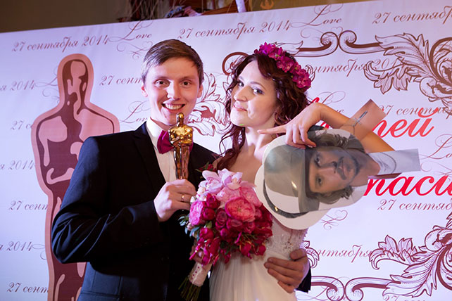 свадьба в стиле Оскар, жених и невеста со статуэткой Оскар