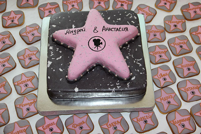 свадьба в стиле Оскар, свадебный торт, печенье бонбоньерки для гостей