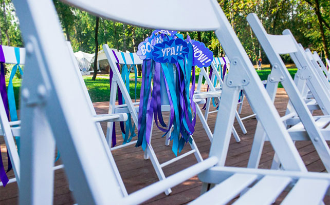 свадьба в стиле поп-арт, таблички с надписями