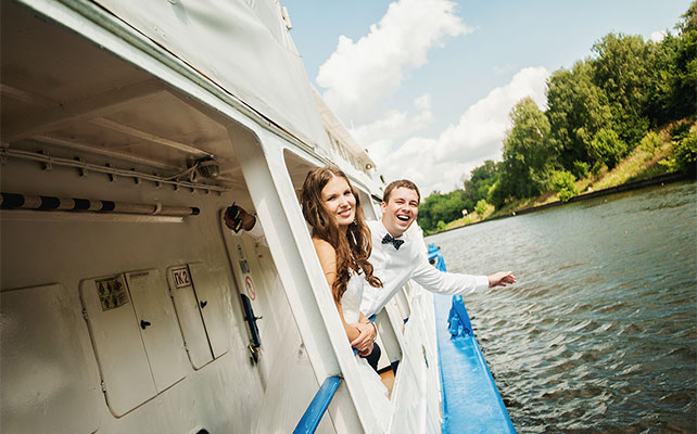 свадьба в стиле поп-арт, жених и невеста на теплоходе