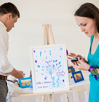 свадьба в стиле поп-арт, дерево пожеланий с отпечатками