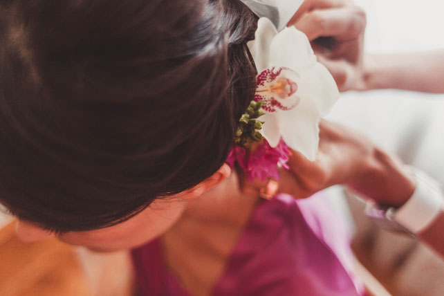 свадьба в стиле прованс, живые цветы в прическе невесты