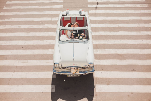 свадьба в стиле прованс, свадебный ретро-автомобиль