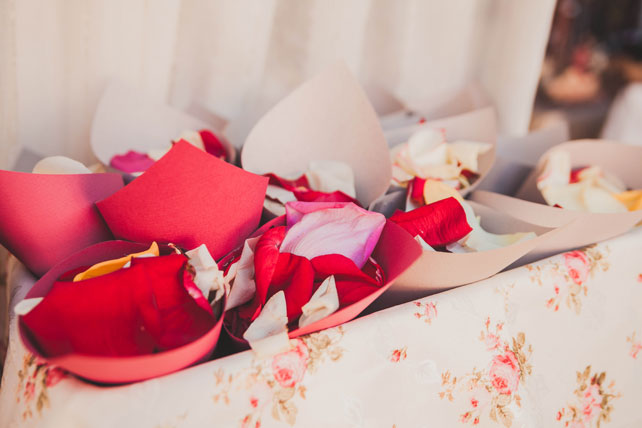 свадьба в стиле прованс, кулечки с лепестками