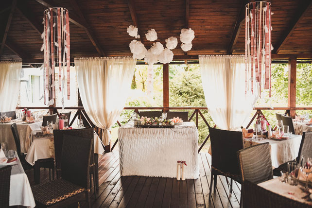 свадьба в стиле прованс, перья в декоре зала