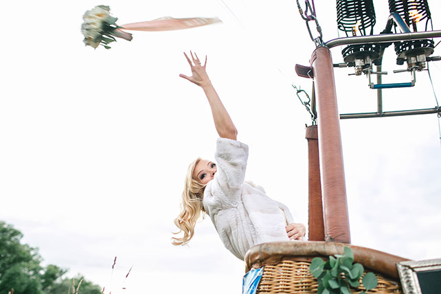 свадьба в стиле путешествия, невеста бросает букет