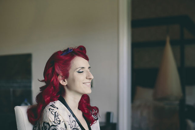 Свадьба в стиле ретро-рок, прическа невесты