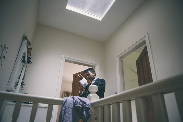 Свадьба в стиле ретро-рок, жених надевает запонки