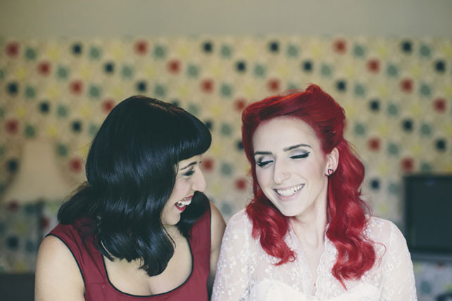 Свадьба в стиле ретро-рок, невеста с подружкой