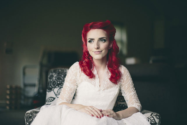 Свадьба в стиле ретро-рок, невеста в кресле