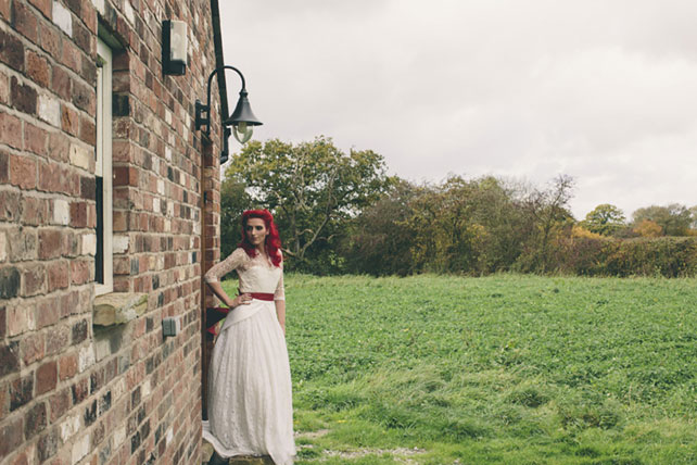 Свадьба в стиле ретро-рок, невеста у кирпичного здания