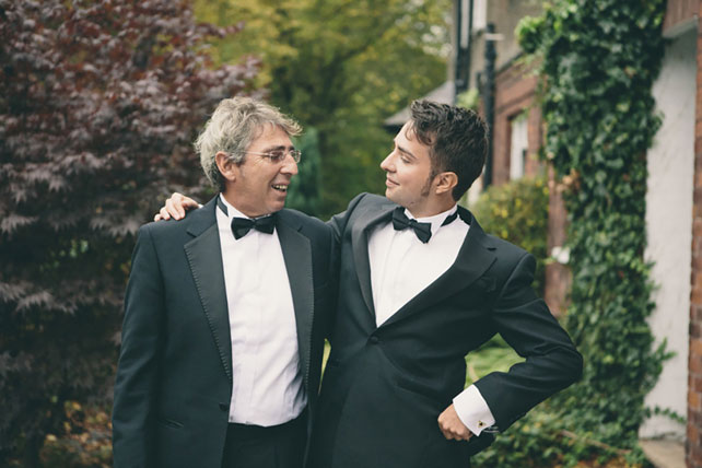 Свадьба в стиле ретро-рок, жених с гостями