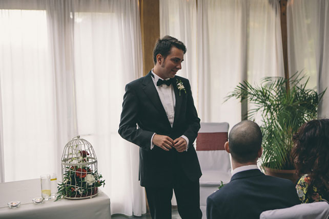 Свадьба в стиле ретро-рок, жених на церемонии