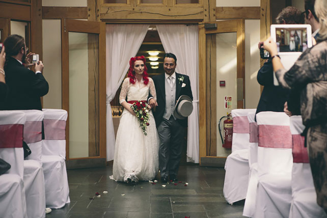 Свадьба в стиле ретро-рок, отец ведет невесту к алтарю