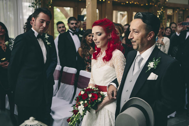 Свадьба в стиле ретро-рок, отец ведет невесту к алтарю