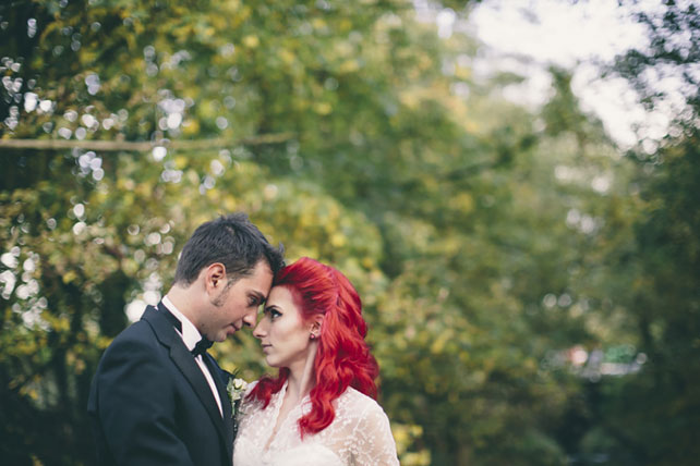 Свадьба в стиле ретро-рок, жених и невеста в саду