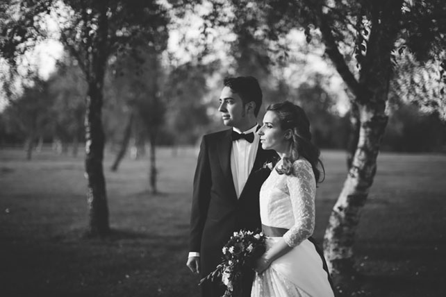 Свадьба в стиле ретро-рок, жених и невеста у берез