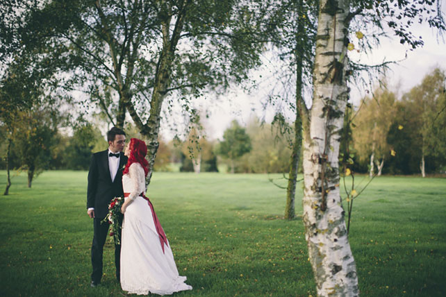Свадьба в стиле ретро-рок, жених и невеста у берез