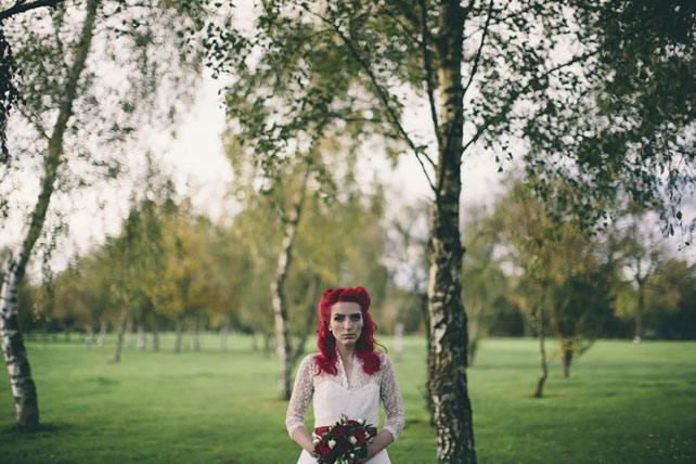 Свадьба в стиле ретро-рок, невеста с букетом