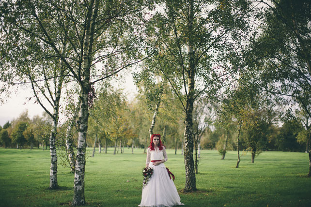 Свадьба в стиле ретро-рок, невеста с букетом