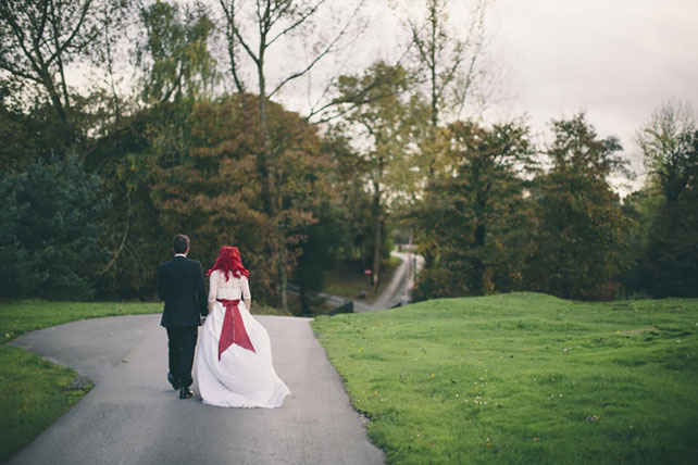 Свадьба в стиле ретро-рок, жених и невеста идут по дороге