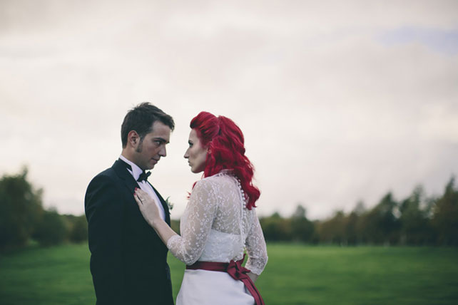 Свадьба в стиле ретро-рок, жених и невеста на поляне