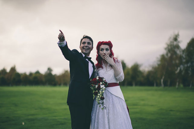 Свадьба в стиле ретро-рок, жених и невеста на поляне