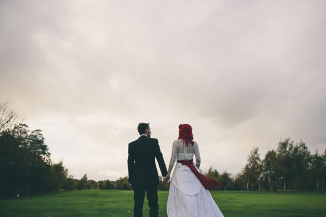 Свадьба в стиле ретро-рок, жених и невеста на поляне