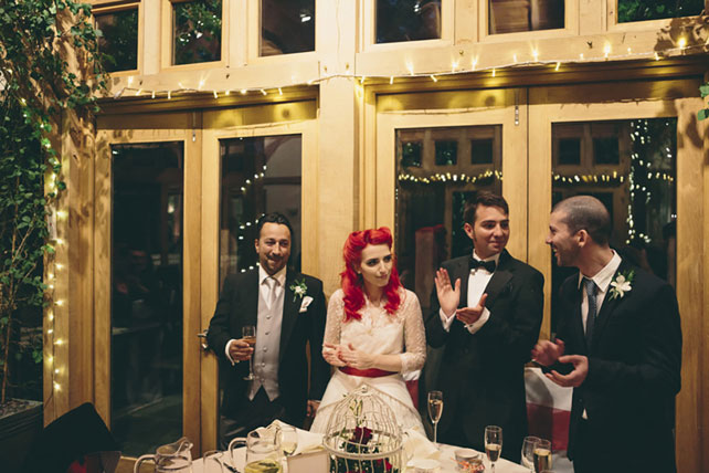 Свадьба в стиле ретро-рок, жених и невеста с гостями