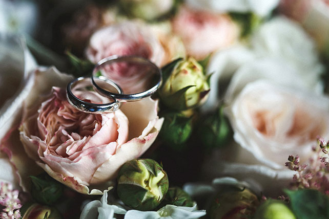 солнечная, обручальные кольца на цветах 