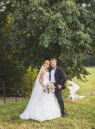 солнечная, жених и невеста в парке 