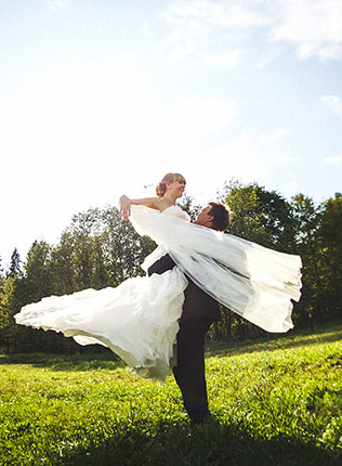 солнечная, невеста на руках жениха