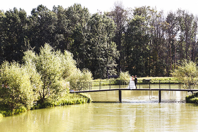 солнечная, жених и невеста на мосту, река, лес 