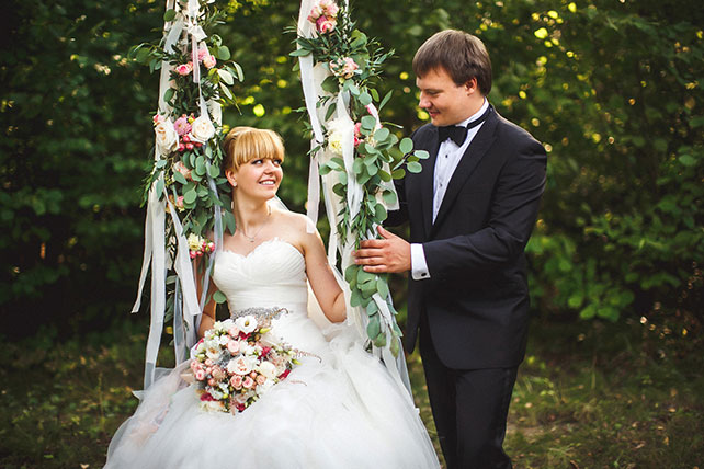 солнечная, декор качелей, ленты, цветы 