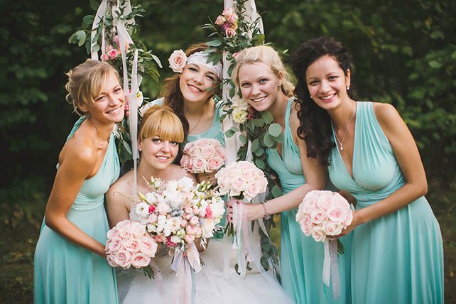 солнечная, невеста с подружками на качелях 