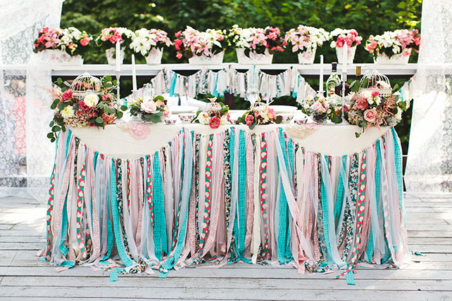 солнечная, стол молодоженов, урашение лентами стола 