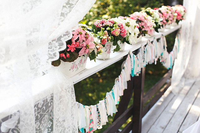 солнечная, декор торжества, флажки, цветы в горшках 